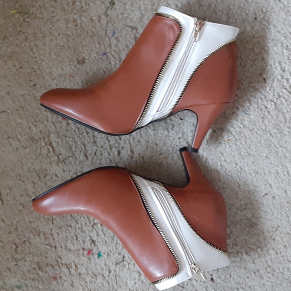 Boston Design Studio sz 8.5 booties with  gold zippers all around camel & white - Picture 2 of 6